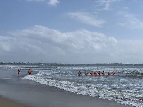 Thượng tá công an nhường phao cứu ba mẹ con đuối nước- Ảnh 2. Biển Mỹ Khê, Quảng Ngãi dòng rip chảy rất mạnh - Ảnh: T.M.