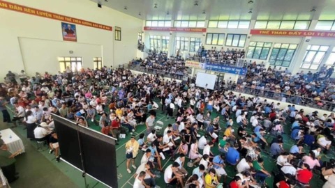 7.000 hồ sơ đấu giá 68 lô đất huyện vùng ven Hà Nội, giá trúng cao bất ngờ- Ảnh 1. Hơn 1.600 người tham gia phiên đấu giá 68 lô đất tại thôn Thanh Thần, xã Thanh Cao, huyện Thanh Oai, TP Hà Nội - Ảnh: N.H.