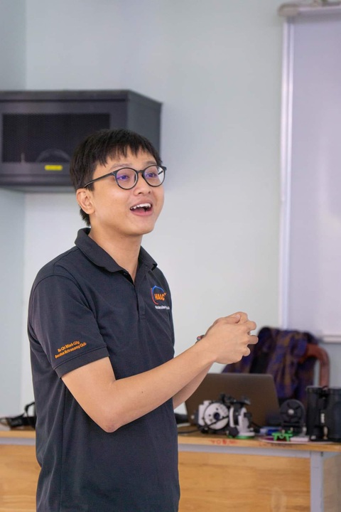 Bá Tuyên hiện là thầy giáo chuyên chia sẻ trải nghiệm khoa học cho trẻ em - Ảnh: NVCC 7 năm làm bánh quế hoa mong thoát ế trong ngày Thất tịch- Ảnh 4.