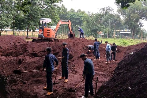 Cất bốc 7 hài cốt liệt sĩ ở sân bay quân sự Lộc Ninh- Ảnh 1. Lực lượng chức năng mở rộng khu vực tìm kiếm các hài cốt liệt sĩ tại sân bay quân sự Lộc Ninh - Ảnh: Đội K72 cung cấp