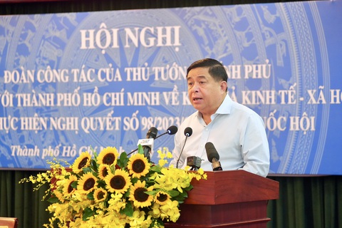 Bí thư Nguyễn Văn Nên: 'Làm cơ chế đặc thù mà cứ luẩn quẩn đối chiếu pháp luật hiện hành'- Ảnh 3. Bộ trưởng Bộ Kế hoạch và Đầu tư Nguyễn Chí Dũng báo cáo tại hội nghị - Ảnh: HỮU HẠNH