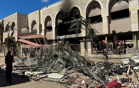 Israel không kích trường học ở Dải Gaza khiến 93 người chết, bị cáo buộc 'diệt chủng'- Ảnh 1. Những thiệt hại sau cuộc không kích của Israel vào trường học tại thành phố Gaza, Dải Gaza ngày 10-8 - Ảnh: REUTERS