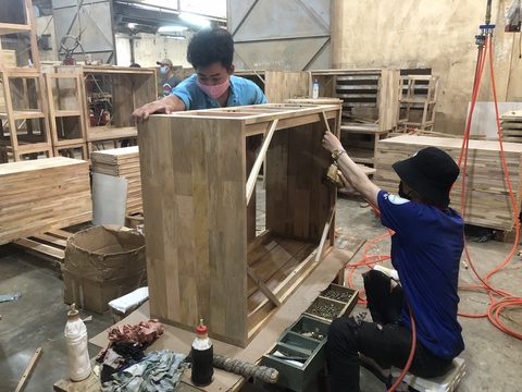 Xuất khẩu gỗ và lâm sản tăng mạnh nhưng nhiều doanh nghiệp Việt bị 'xù nợ'- Ảnh 1. Sản xuất đồ gỗ xuất khẩu tại một doanh nghiệp ở Bình Dương - Ảnh: N.TRÍ
