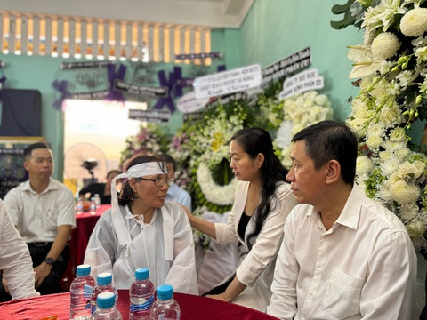 Lãnh đạo UBND TP.HCM, Ban Dân vận Thành ủy thăm, viếng nạn nhân vụ gãy nhánh cây công viên Tao Đàn- Ảnh 2. Lãnh đạo UBND TP.HCM, Ban Dân vận Thành ủy thăm, viếng nạn nhân vụ gãy nhánh cây công viên Tao Đàn- Ảnh 2.