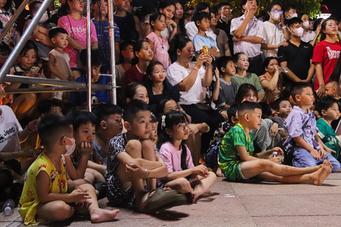 Lân - sư - rồng tranh tài trên phố đi bộ Đà Nẵng- Ảnh 5. Nhiều em nhỏ say mê xem các đội lân biểu diễn - Ảnh: THANH NGUYÊN