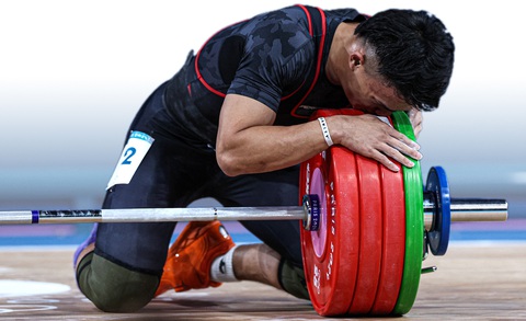 Con nhà nòi Juniansyah và chiếc HCV Olympic 2024- Ảnh 1. Juniansyah bật khóc sau khi giành HCV Olympic 2024 - Ảnh: Reuters