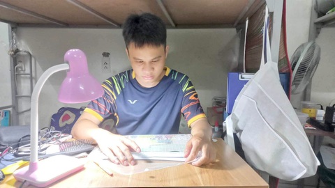Thu nhập bao nhiêu mới trụ nổi ở thành phố - Kỳ 6: Tiêu 10 triệu cũng đủ, vài chục triệu cũng thiếu- Ảnh 3. Hà Văn Xa cho biết phải gói ghém chi tiêu hơn trước - Ảnh: AN VI