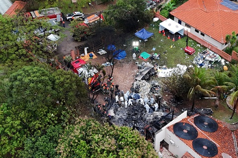 Brazil tuyên bố quốc tang 3 ngày sau vụ rơi máy bay ở Sao Paulo- Ảnh 1. Ảnh chụp từ trên cao ngày 10-8 cho thấy mọi người đang làm việc tại hiện trường vụ tai nạn máy bay ở Vinhedo, bang Sao Paulo, Brazil - Ảnh: REUTERS