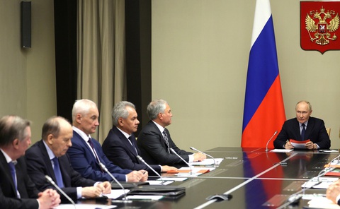 Ukraine tấn công Kursk: phép thử cho ông Putin- Ảnh 1. Tổng thống Nga Vladimir Putin và các thành viên Hội đồng An ninh Nga trong cuộc họp ngày 9-8 - Ảnh: KREMLIN.RU
