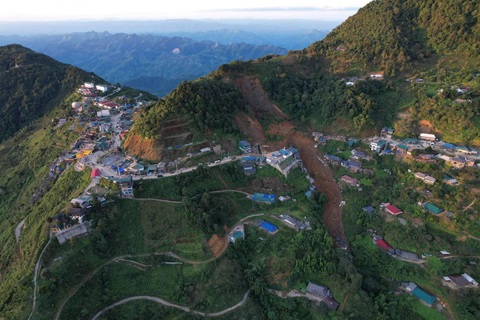 Sạt lở đất vùi lấp 2 homestay ở Tà Xùa, 1 người chết, 3 người bị thương- Ảnh 3. Hiện trường vụ sạt lở đất tại bản Tà Xùa (xã Tà Xùa) xảy ra sáng 10-8 - Ảnh: THÚY HÀ