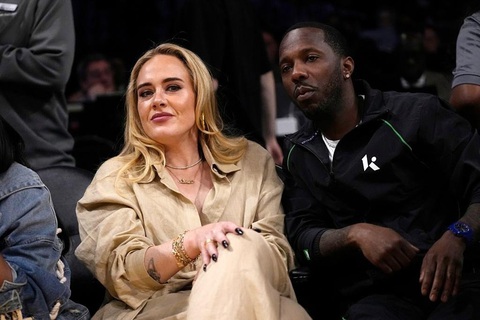 Adele và bạn trai tại trận Game 3 của loạt chung kết NBA tháng 5/2023. Adele và bạn trai tại trận Game 3 của loạt chung kết NBA tháng 5-2023.