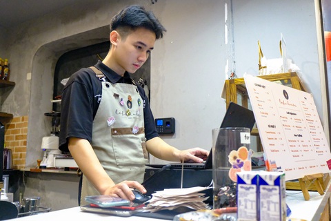 Sinh viên làm thêm ca tối sau giờ học ở một quán cà phê tại quận Tây Hồ, Hà Nội - Ảnh: HÀ QUÂN Tin tức sáng 11-8: Đại hạ giá khoản nợ nghìn tỉ của 'đại gia' năng lượng, rao mãi vẫn ế- Ảnh 7.
