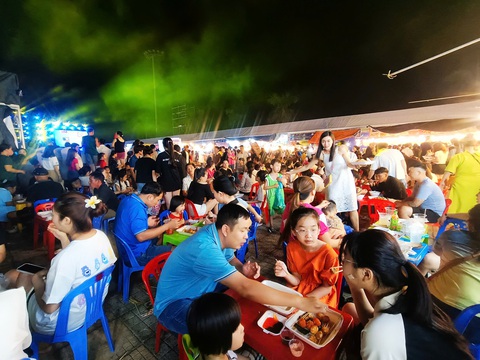 'Treo tôm hùm bán cá viên chiên': Lễ hội hay hội chợ thập cẩm?- Ảnh 1. Lễ hội tôm hùm Cam Ranh