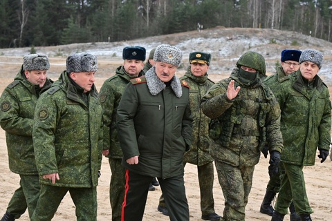 Belarus tăng quân ở biên giới với Ukraine, hạ nhiều drone xâm phạm không phận- Ảnh 1. Tổng thống Belarus Alexander Lukashenko đi thăm thao trường Obuz-Lesnovsky tại vùng Brest, Belarus tháng 1-2023 - Ảnh: REUTERS