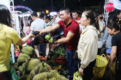 Du khách đến lễ hội trải nghiệm và mua những loại trái cây ngon mang về - Ảnh: TRẦN HOÀI Du khách thích thú với trái cây siêu to tại Lễ hội trái cây Khánh Sơn 2024- Ảnh 1.