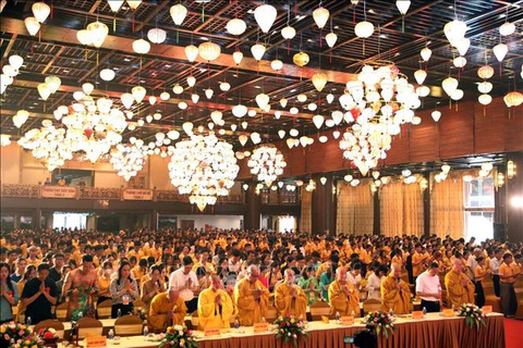 Vu lan báo hiếu tại chùa Tam Chúc thu hút hàng ngàn tăng ni, Phật tử tham dự- Ảnh 2. Hàng ngàn tăng ni, Phật tử thực hiện nghi lễ truyền thống Phật giáo như tụng kinh Sám Vu Lan, Sám Mục Liên và phát nguyện tinh thần theo Đức Phật - Ảnh: TTXVN