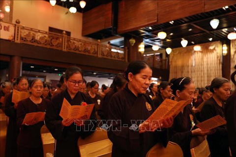 Vu lan báo hiếu tại chùa Tam Chúc thu hút hàng ngàn tăng ni, Phật tử tham dự- Ảnh 4. Hàng ngàn tăng ni, Phật tử và người dân tụng kinh Sám Vu Lan, Sám Mục Liên và phát nguyện tinh thần theo Đức Phật - Ảnh: TTXVN