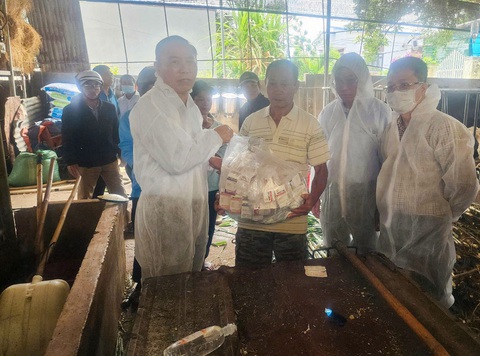 Bò sữa chết bất thường sau tiêm vắc xin: Bò vẫn tiếp tục chết, lập phác đồ điều trị chuẩn- Ảnh 1. Bò sữa chết bất thường sau tiêm vắc xin: Bò vẫn tiếp tục chết, lập phác đồ điều trị chuẩn- Ảnh 1.
