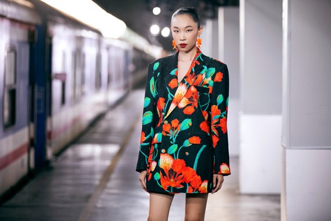 Họa tiết hoa phượng trong bộ sưu tập Lan Khuê, Minh Tú, Hương Ly lần đầu trình diễn ở ga Sài Gòn- Ảnh 11.