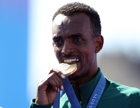 'Kẻ thế vai' Tamirat Tola bất ngờ giành HCV, phá kỷ lục marathon Olympic 2024- Ảnh 3. Tola bất ngờ giành huy chương vàng, phá kỷ lục marathon nam Olympic 2024 - Ảnh: REUTERS