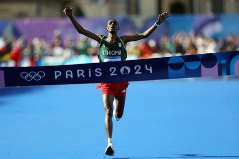 'Kẻ thế vai' Tamirat Tola bất ngờ giành HCV, phá kỷ lục marathon Olympic 2024- Ảnh 1. 'Kẻ thế vai' Tamirat Tola bất ngờ giành HCV, phá kỷ lục marathon Olympic 2024- Ảnh 1.