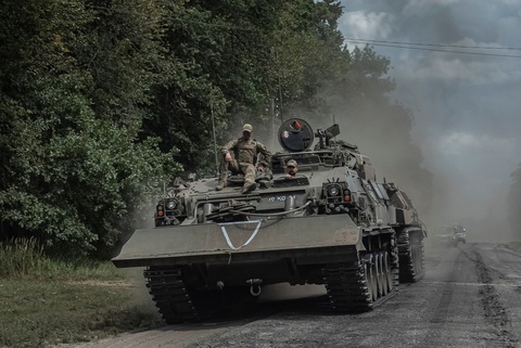 Xe tăng Ukraine di chuyển tại khu vực giáp biên giới với Nga ngày 10-8 - Ảnh: REUTERS Tin tức thế giới 11-8: Nga tấn công thủ đô Ukraine; Bà Harris vượt ông Trump ở 3 bang chiến địa- Ảnh 1.