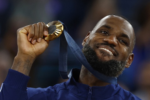 Olympic 2024: Mỹ lập kỳ tích giành HCV bóng rổ lần thứ 5 liên tiếp- Ảnh 4. Lebron James (Mỹ) giành HCV Thế vận hội thứ 3 trong sự nghiệp - Ảnh: REUTERS