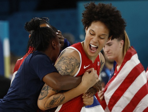 Olympic 2024 ngày cuối: Kết thúc kịch tính như 'bom tấn Hollywood'- Ảnh 1. Các cô gái Mỹ vỡ òa khi giành HCV môn bóng rổ, chính thức giúp Mỹ bảo vệ thành công vị trí nhất toàn đoàn - Ảnh: REUTERS