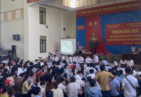 Đấu giá 68 thửa đất một thôn ngoại thành Hà Nội, thu về 404,6 tỉ đồng- Ảnh 1. Một góc phiên đấu giá đất tại huyện Thanh Oai ngày 10-8 - Ảnh: MINH CHUYÊN