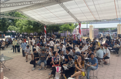 Đấu giá 68 thửa đất một thôn ngoại thành Hà Nội, thu về 404,6 tỉ đồng- Ảnh 2. Người dân chờ kết quả đấu giá đất tại huyện Thanh Oai ngày 10-8 - Ảnh: MINH CHUYÊN