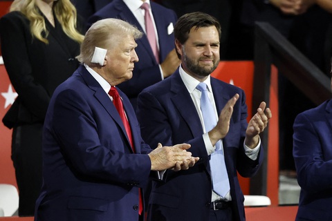 Các tài liệu bị đánh cắp được cho là nghiên cứu của phía cựu Tổng thống Donald Trump đối với phó tướng JD Vance - Ảnh: AFP Các tài liệu bị đánh cắp được cho là nghiên cứu của phía cựu tổng thống Donald Trump đối với phó tướng JD Vance - Ảnh: AFP