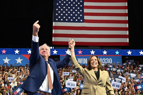 Phó Tổng thống Mỹ Kamala Harris cùng phó tướng Tim Walz tại chiến dịch tranh cử ở Arizona ngày 9-8 - Ảnh: AFP Tin tức thế giới 11-8: Nga tấn công thủ đô Ukraine; Bà Harris vượt ông Trump ở 3 bang chiến địa- Ảnh 4.