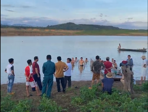 Người phụ nữ mang bầu nhảy xuống hồ cứu con và cháu đuối nước, cả 3 tử vong- Ảnh 1. Người dân và cơ quan chức năng tổ chức tìm kiếm thi thể các nạn nhân tại lòng hồ thủy điện Pleikrong, tỉnh Kon Tum - Ảnh: LÊ THÚY