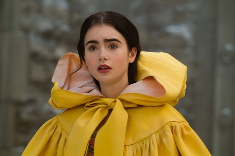 Tạo hình của Lily Collins trong phiên bản phim Mirror Mirror (2012) như xé sách bước ra - Ảnh: IMDb Hoàng hậu độc ác lấn át công chúa Bạch Tuyết phiên bản live-action- Ảnh 3.