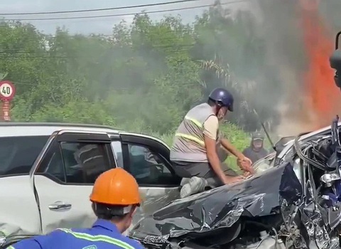 Đòi hỏi của tháng bảy âm lịch- Ảnh 1. Khoảnh khắc ông Quang nắm tay kéo tài xế bị nạn trên cầu Phú Mỹ ra ngoài - Ảnh: Cắt từ video