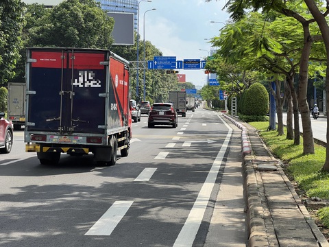 Vạch xương cá trên đường khiến tài xế lúng túng- Ảnh 5. Làn rẽ phải từ Mai Chí Thọ vào đường Trần Não không có vạch xương cá - Ảnh: XUÂN ĐOÀN