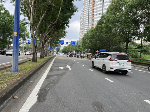 Vạch xương cá trên đường khiến tài xế lúng túng- Ảnh 6. Vạch xương cá được xóa bỏ để các xe đi thẳng hoặc quay đầu tại giao lộ Mai Chí Thọ - D1 - Ảnh: XUÂN ĐOÀN