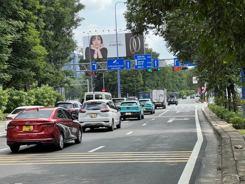 Vạch xương cá trên đường khiến tài xế lúng túng- Ảnh 4. Làn rẽ phải từ Mai Chí Thọ vào Nguyễn Cơ Thạch không có vạch xương cá - Ảnh: XUÂN ĐOÀN