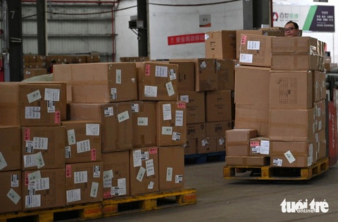 Hình ảnh hàng Trung Quốc giá rẻ 'thần tốc' đi 10.000km vào Việt Nam- Ảnh 4. Hàng chuyển về Việt Nam nằm trong top đầu các nước Đông Nam Á ở kho này, đôi khi chỉ sau Philippines. Từ giữa năm đến cận Tết Nguyên đán, hàng hóa tấp nập hơn