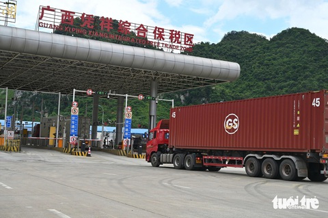 Hình ảnh hàng Trung Quốc giá rẻ 'thần tốc' đi 10.000km vào Việt Nam- Ảnh 12. Xe nối đuôi nhau qua cửa khẩu. Theo quy định hiện hành, miễn thuế giá trị gia tăng đối với hàng hóa nhập khẩu vào Việt Nam có giá trị nhỏ dưới 1 triệu đồng mua qua sàn thương mại điện tử