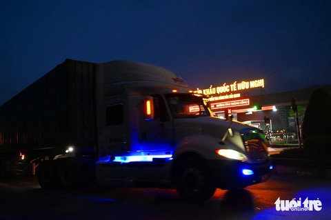Hình ảnh hàng Trung Quốc giá rẻ 'thần tốc' đi 10.000km vào Việt Nam- Ảnh 13. Hàng qua cửa khẩu Bằng Tường (Trung Quốc), thông quan cửa khẩu Hữu Nghị, chính thức vào Việt Nam