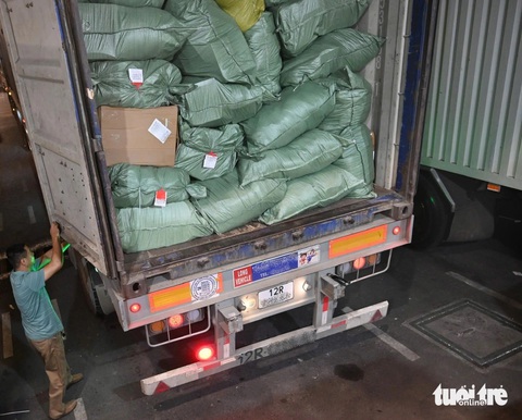 Hình ảnh hàng Trung Quốc giá rẻ 'thần tốc' đi 10.000km vào Việt Nam- Ảnh 14. Container từ cửa khẩu về tới trung tâm phân loại ở Bắc Ninh được doanh nghiệp Trung Quốc đầu tư. Tài xế lọt thỏm bên cạnh chiếc xe chứa đầy hàng Trung Quốc được đặt qua sàn thương mại điện tử