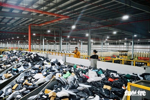 Hình ảnh hàng Trung Quốc giá rẻ 'thần tốc' đi 10.000km vào Việt Nam- Ảnh 15. Hàng từ container được đổ ra máy để phân loại