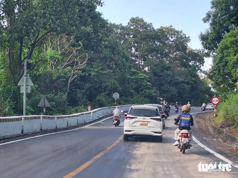 Người xe kín đường 'thiên hạ đệ nhất hùng quan', nhiều nguy cơ trên đỉnh đèo Hải Vân- Ảnh 2. Lượng xe cộ đông đúc trên cung đường đèo dốc, nhiều khúc cua