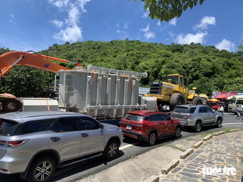 Người xe kín đường 'thiên hạ đệ nhất hùng quan', nhiều nguy cơ trên đỉnh đèo Hải Vân- Ảnh 3. Người xe kín đường 'thiên hạ đệ nhất hùng quan', nhiều nguy cơ trên đỉnh đèo Hải Vân- Ảnh 3.