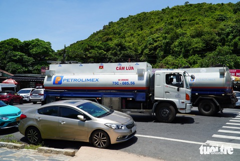Người xe kín đường 'thiên hạ đệ nhất hùng quan', nhiều nguy cơ trên đỉnh đèo Hải Vân- Ảnh 4. Người xe kín đường 'thiên hạ đệ nhất hùng quan', nhiều nguy cơ trên đỉnh đèo Hải Vân- Ảnh 4.