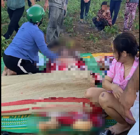 Người phụ nữ mang bầu nhảy xuống hồ cứu con và cháu đuối nước, cả 3 tử vong- Ảnh 2. Thi thể các nạn nhân lần lượt được tìm thấy sau vụ đuối nước thương tâm - Ảnh: LÊ THÚY