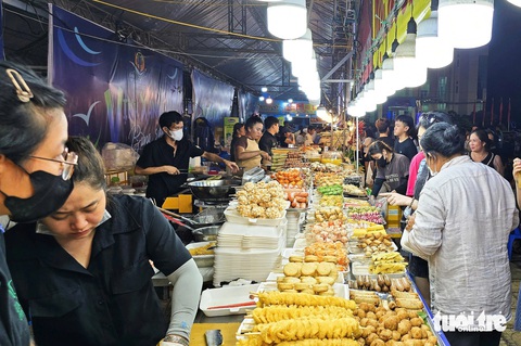 Tổ chức kỷ lục Việt Nam nói không cấm người dân, du khách, báo chí chứng kiến 120 món từ tôm hùm - Ảnh: TRẦN HOÀI Tổ chức Kỷ lục Việt Nam nói không cấm người dân, du khách, báo chí chứng kiến 120 món từ tôm hùm - Ảnh: TRẦN HOÀI