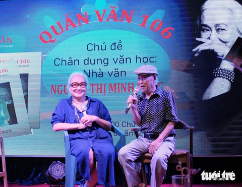 Nhà văn Nguyễn Thị Minh Ngọc và Nguyên Minh trò chuyện với độc giả - Ảnh: THƯỢNG KHẢI Tôi đọc mà rơi nước mắt, vì má tôi cũng đau khổ và oan khuất như má của cô- Ảnh 1.