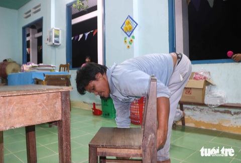 Người mẹ gần 60 tuổi đẩy xe lăn cùng con đến lớp xóa mù chữ- Ảnh 5. Anh Cao Văn Kem bị tật ở chân nhưng từ năm 2022 đến nay vẫn miệt mài đến lớp học chữ - Ảnh: DUY NGỌC